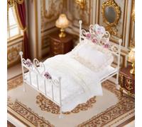 Minamzee 1:12 Letto Per Casa Delle Bambole, Letto In Ferro Verde Con Incisioni Floreali E Biancheria Rimovibile, Mini Mobile Regalo Per Appassionati E Collezionisti