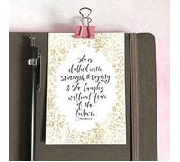 Mini biglietto con scritta "She Is Clothed With Strength & Dignity"