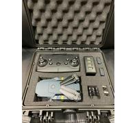 Mini drone pieghevole con telecamera FPV su smartphone in valigia imbottita