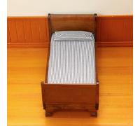Mini letto singolo in scala 1:12 con forniture per la decorazione della casa