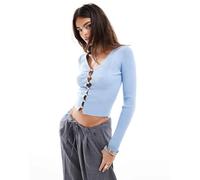 Miss Selfridge - Top a maniche lunghe blu pallido in maglia morbida a coste con scollo a V e bottoni in perle sintetiche L