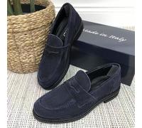 Mocassini in pelle scamosciata italiana fatti a mano Questi mocassini in pelle scamosciata realizzati in Italia offrono una combinazione perfetta di stile, comfort e valore. Realizzati in vera pelle d