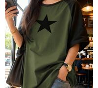 Moda estiva per donne curvy: casual, stile millennial e urban. T-shirt maglia oversize con stampa a stelle. Outfit per la laurea 1XL,2XL,3XL,4XL,5XLTessuto in maglia