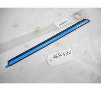 Modanatura adesiva destra grigio con inserto blu montata sul parafango