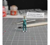 Modellino dettagliato di una sala operatoria con figure realistiche di medici,