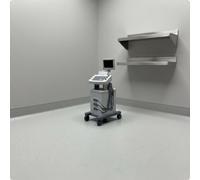 Modellino dettagliato di una sala operatoria con figure realistiche di medici,