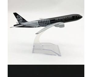 Modello di aereo in lega, marchi di compagnie aeree: Arabia Saudita, Qatar, Nuova Zelanda, Regno Unito, Spagna, Corea, Vietnam, Singapore, Pakistan, Svizzera, Italia, Giappone, decorazione da scrivani