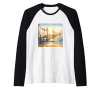 Molo Con Lanterne Si Estende In Mare Calmo Al Crepuscolo. Conchiglie Maglia con Maniche Raglan