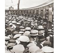 Molte persone che cercano di entrare nello stadio Wembley per la prima finale della FA Cup nel 1923 tra Bolton Wanderers e West Ham United. Una folla di circa 300.000 entrò nello stadio con una