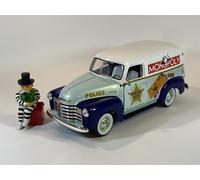 Monopoly 1948 Chevrolet Furgone Di Polizia Con Figura 1:18 Auto World AWSS129