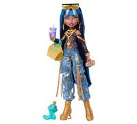 Monster High - Cleo De Nile, bambola con top a fiori e pantaloni cargo in denim dorato, con serpente Hissettee e 7 accessori inclusi tra cui insalata, frullato e borsetta, 4+ anni, JHK32