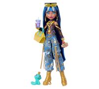 Monster High - Cleo De Nile, bambola con top a fiori e pantaloni cargo in denim dorato, con serpente Hissettee e 7 accessori inclusi tra cui insalata, frullato e borsetta, 4+ anni, JHK32