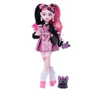 Monster High - Draculaura, bambola in abito rosa e cardigan nero con cucciolo di pipistrello Conte Fabulous, 7 accessori inclusi tra cui ramen, rossetto e borsetta, 4+ anni, JHK29