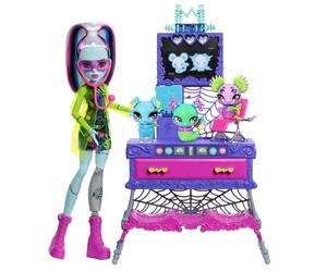 Monster High - Il Laboratorio dei Cuccioli, set con bambola Frankie Stein e oltre 30 accessori tra cui mobili, oggetti e vestiti inclusi, giocattolo per bambini, 4+ anni, JBF18