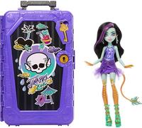 Monster High Segreti da Brivido - Jinafire Long Destinazione Oasi di Gore-geous, set con bambola e valigia piena di 19 sorprese, abiti e accessori inclusi, 4+ anni, JDR52
