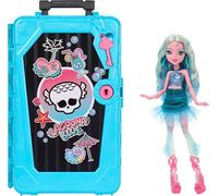 Monster High Segreti da Brivido - Lagoona Blue Destinazione Oasi di Gore-geous, set con bambola e valigia piena di 19 sorprese, abiti e accessori inclusi, 4+ anni, JDR51