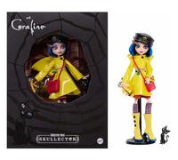 Monster High Skullector - Coraline, bambola da collezione con impermeabile giallo, vestito e accessori come bambola di pezza, gatto e piedistallo incluso, 6+ anni, JHK65