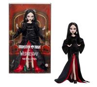 Monster High x Mercoledì, bambola Morticia Addams da collezione con abito in velluto nero e cremisi con gioielli, scarpe con tacco ispirate alla serie e piedistallo, JLK99