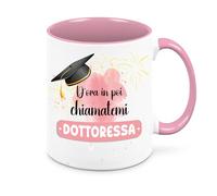Mr. Gadgets Tazza Personalizzata per Laurea Laurea Donna - Idea Regalo per Lei Neolaureata/Festa/Tesi Personalizzabile con Nome - Chiamatemi Dottoressa (Dott.ssa No Nome)