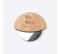 ''Mr & Mrs'' Ruota Rotella Tagliapizza in bamboo e Acciaio Inox Idea regalo Natale Cena Casa Amici Parenti Sposi Divertente per Pizza Focaccia Cibo Amore Cucina