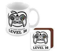 MUGGZ Tazza e sottobicchiere per il 16° compleanno, livello 16, prodotto nel Regno Unito
