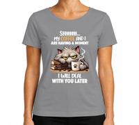 My Coffee and I Are Having A Moment - Maglietta da donna con gatto stanco | caffè, mattina, gatto grumpy, gatto, umorismo da ufficio, bevitore di caffè, alzata precoce, pausa caffè, animale domestico