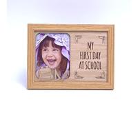 MY FIRST DAY AT SCHOOL - Cornice per foto con frase. Può essere appoggiata su un ripiano o appesa alla parete. Perfetta per decorare ogni ambiente domestico. Un regalo originale ed un presente.