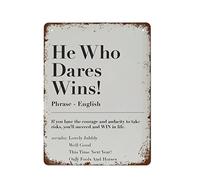 NAMEY Targa in metallo vintage con citazione in lingua inglese "He Who Dares Wins!", divertente dizionario britannico, decorazione da parete per casa, bar, ufficio, negozio, pub, 30,5 x 20,3 cm