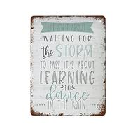 NAMEY Targa in metallo vintage con scritta "Life Is 't About Waiting for The Storm to Pass It's About Learning to Dance in The Rain", decorazione da parete per bar, pub, caffetteria, fattoria, ufficio