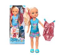 Nancy Tropicale, con lunghi capelli biondi, indossa un abito estivo e include un costume da bagno con paillettes e sandali, +3 , Famosa (NAC93000)