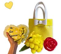 NARAMAKI® Idea Regalo Festa della Mamma 2025 - Borsetta Gialla + Bouquet Mimosa + Orsacchiotto + Rosa Rossa + Mimose Artificiali - Regalo Donna/Amica(Cuore)