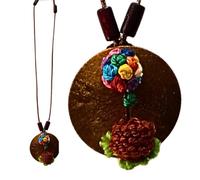 Nativilis Collana con ciondolo a forma di chiacchierino, realizzata a mano, con medaglione floreale multicolore in pizzo 100% cotone, leggero, fatto a mano (#302)