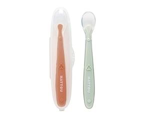 Nattou 876834, Cucchiai in silicone per bambini, Set da 2, Lunghezza: 16 cm l'uno, Con custodia, Senza BPA, Silicone, Arancione/Verde/Trasparente