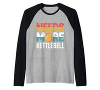Needs More Kettlebell Strength Training Fitness |- Maglia con Maniche Raglan