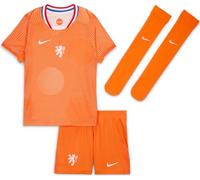 Nei Paesi Bassi 2025/26 Stadium Home Set di 3 maglie da calcio Nike Replica per bambini più piccoli, Safety Orange/Bianco, FZ9239-819, M