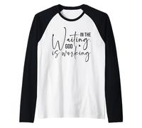 Nell'attesa Dio sta lavorando Trendy Christian Faith Saying Maglia con Maniche Raglan