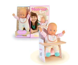 Nenuco - Bambola morbida da 25 cm, con un seggiolone in cartone facile da montare, per bambine/I dai 2 anni, Famosa NFN80000