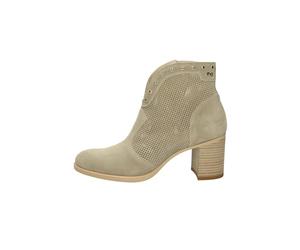 Nero Giardini Tronchetti NeroGiardini, personalità e Stile Unico. Le Calzature NeroGiardini Sono realizzate in Italia, utilizzando Materiali di qualità e Le più avanzate Tecniche di Lavorazione. Ogni