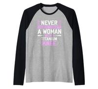 Never Underestimate A Woman with A Titanium Knee Replacement Maglia con Maniche Raglan