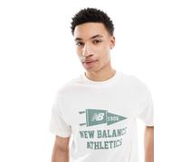 New Balance - T-shirt bianca con bandiera stile college-Bianco XS