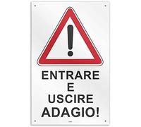 NEW CARTELLO SEGNALETICO - Attenzione: entrare e uscire adagio - Adesivo Extra Resistente, Pannello in Forex, Pannello In Alluminio (Adesivo 20x31)