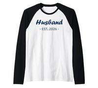 Newlywed Marriage Quote Minimalist Simple Husband EST 2026 Maglia con Maniche Raglan