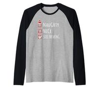 Nice Naughty Still Brewing Christmas List Shirt Xmas Maglia con Maniche Raglan
