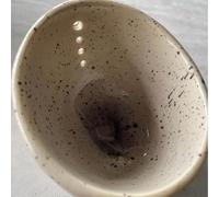 Niceminiwall Ciotola in ceramica per spogliarelliste, tazza per sbucciare le erbe, con fori di diverse dimensioni per spogliare erbe a foglia (bianco e giallo)