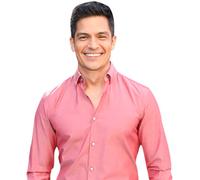 Nicholas Gonzalez (Pink Shirt) Ritaglio di buddy a metà corpo