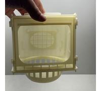 Nido Di Canarini Appeso All'esterno Della Gabbia Della Porta