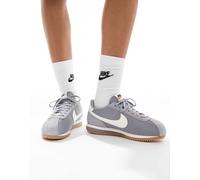 Nike - Cortez TXT - Sneakers in camoscio grigie e bianche-Bianco WM 5.5