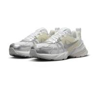 Nike FD0736-104 W V2K Run Donna, White/Metallic Silver-Platinum Tint EU 40 1/2
