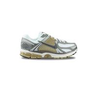 Nike FJ4151-006 Zoom Vomero 5 Uomo, Mtlc Pewter/Medium Ash-Parachute Beige EU 42