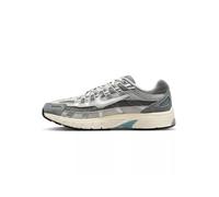 Nike FN7509 P-6000 Uomo, Flat Pewter/White-LT Iron Ore EU 43